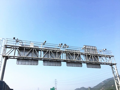 hth华体官方下载LED频闪灯和卡口闪光灯在宁波高速上应用